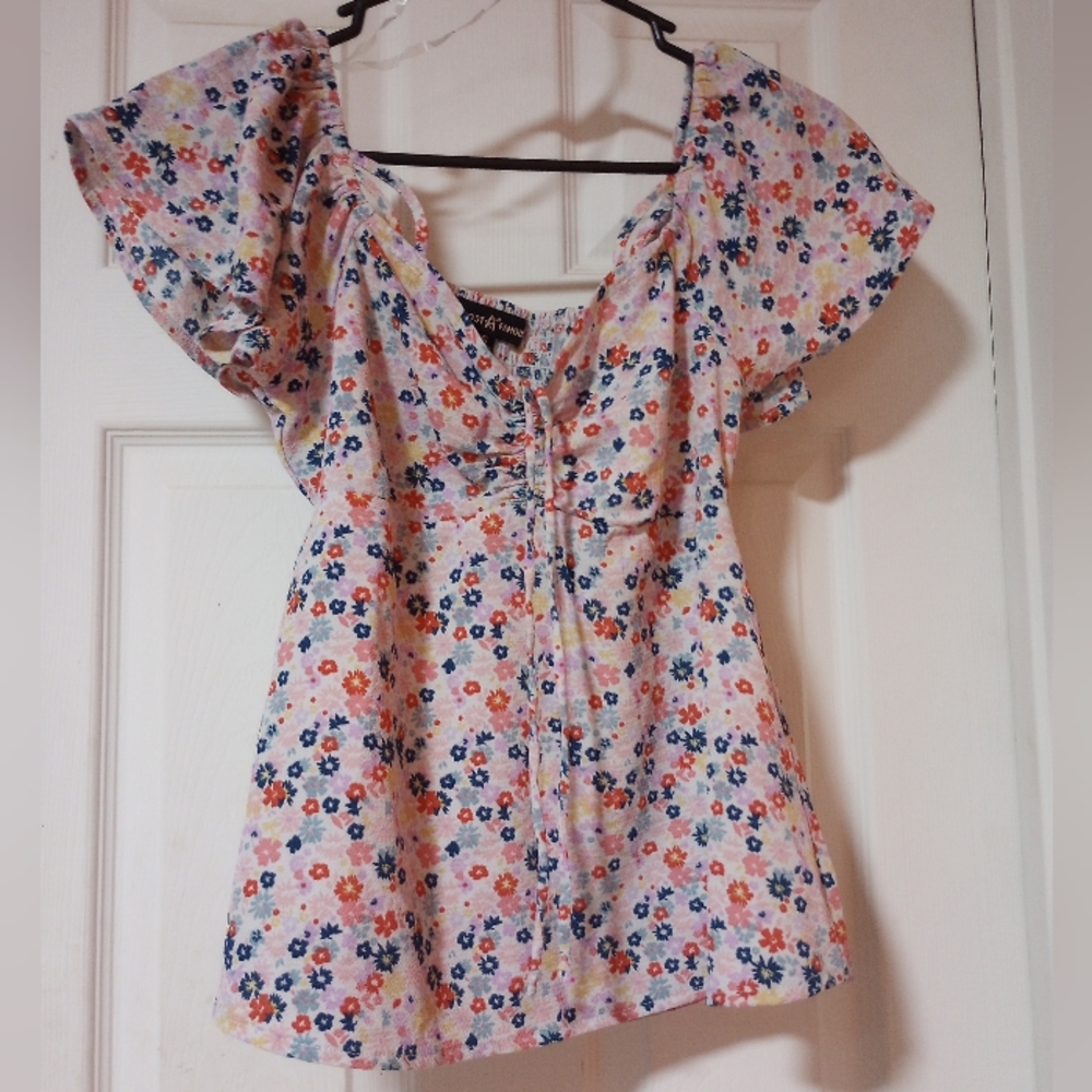 Almost Famous blouse size small